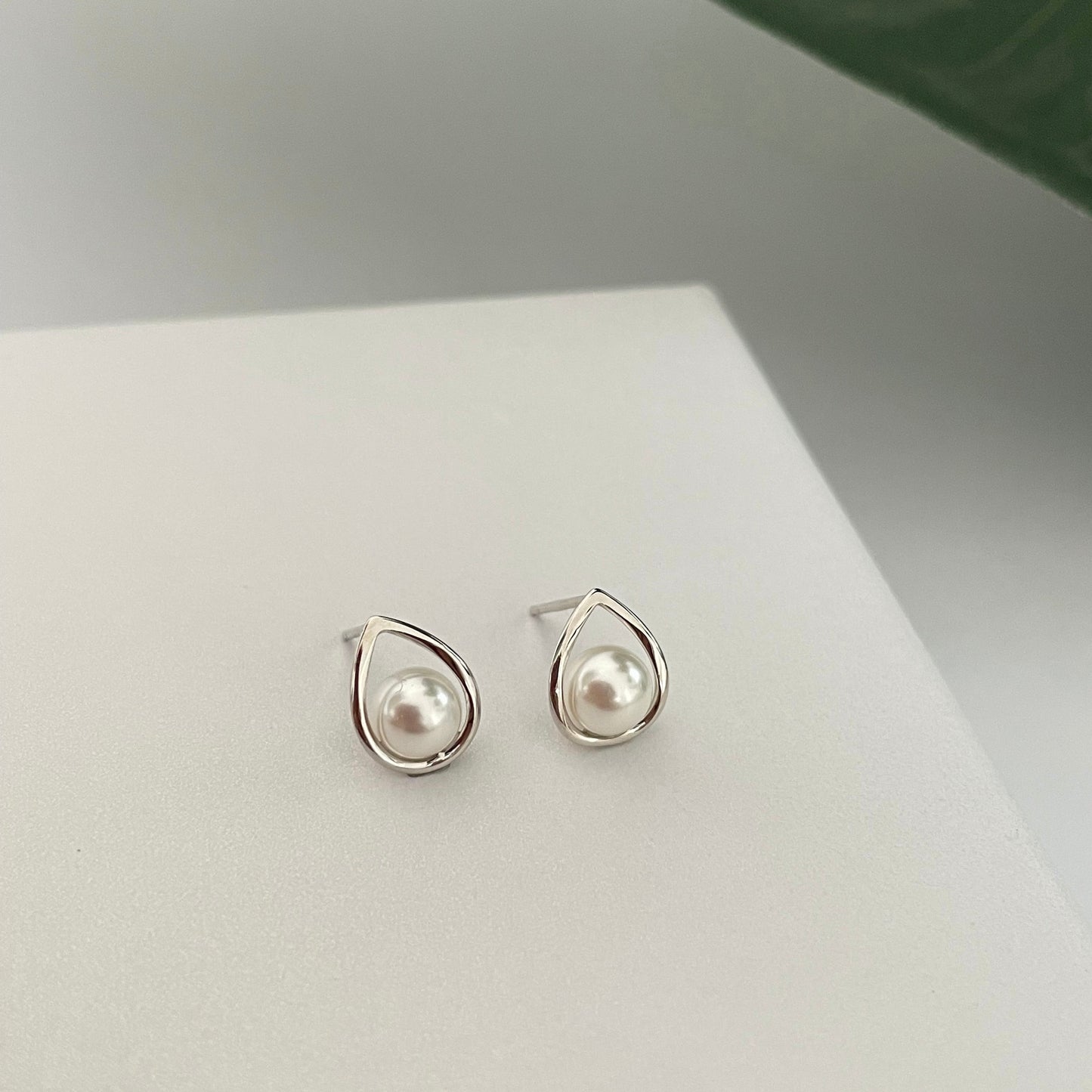 Water drop pearls studs