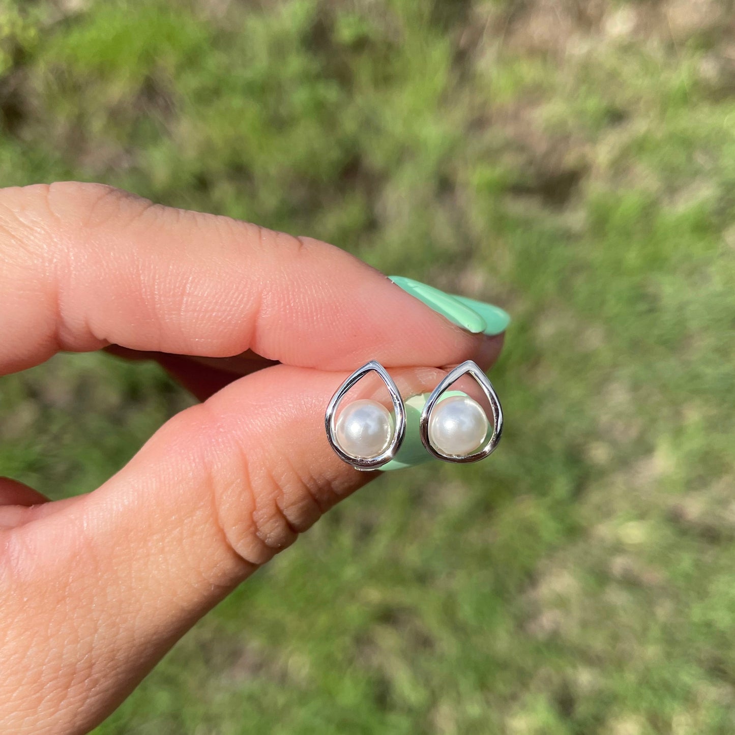 Water drop pearls studs