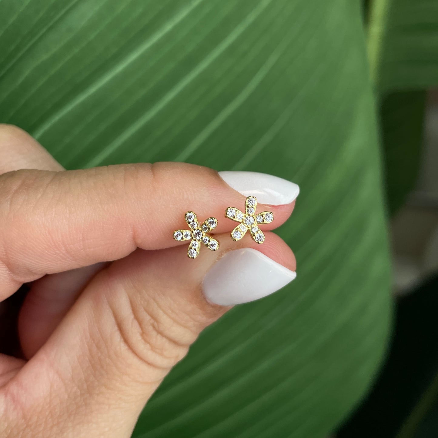 Flower pave studs