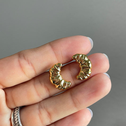 Croissant studs earrings