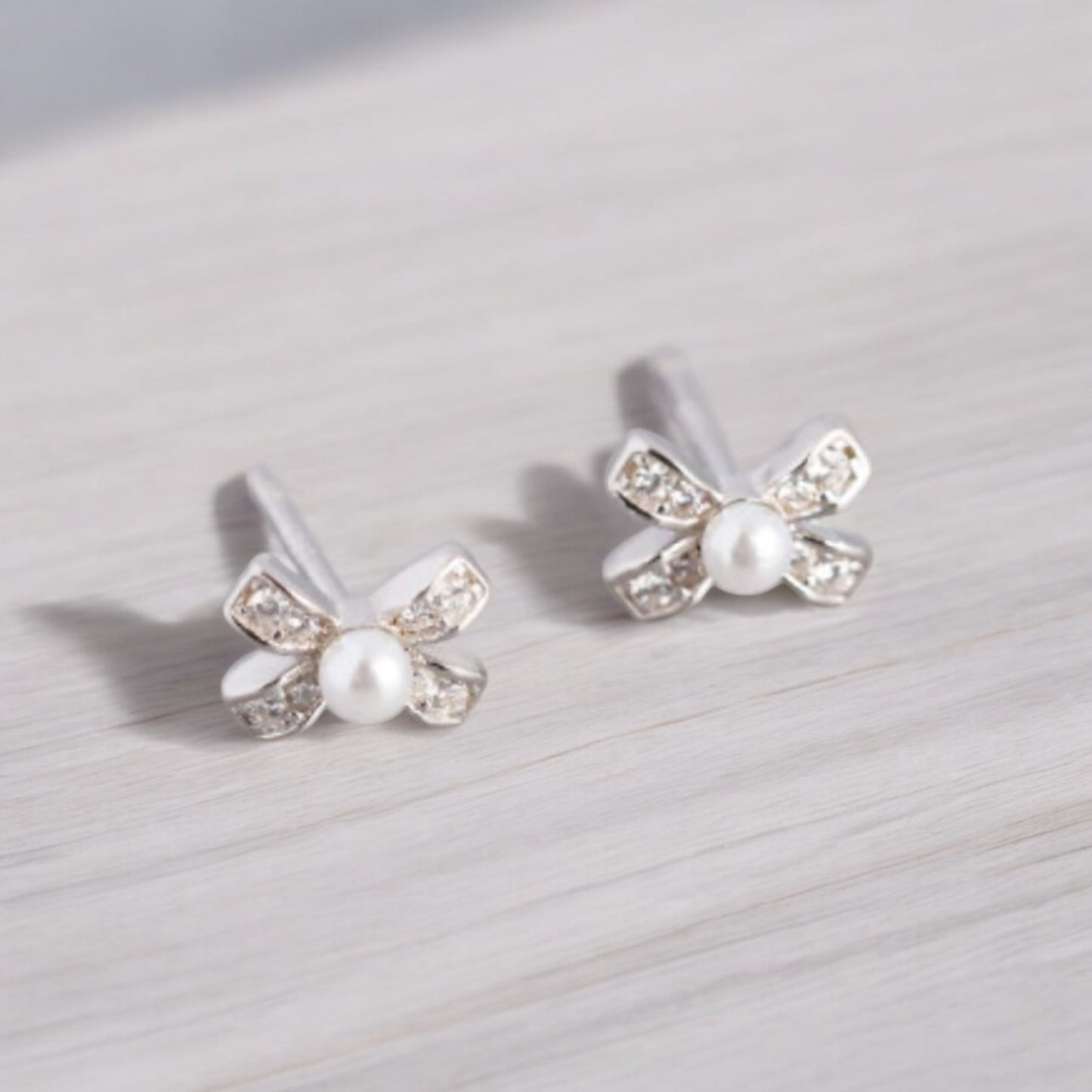 Small bow pearl studs