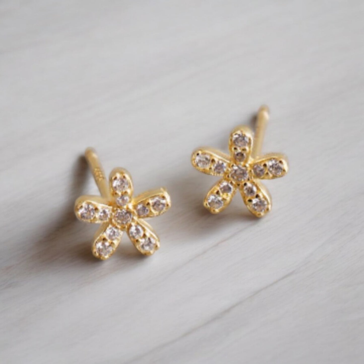 Flower pave studs