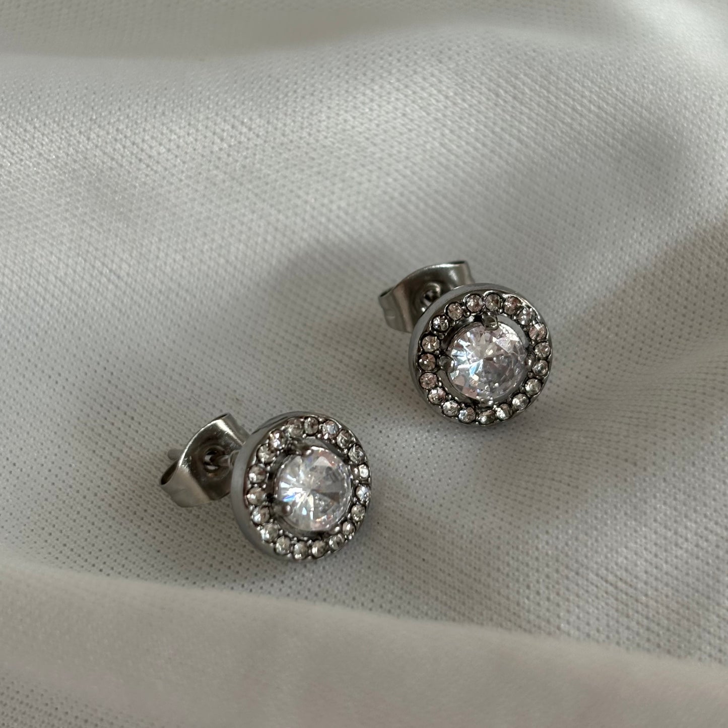 Round zirconia studs